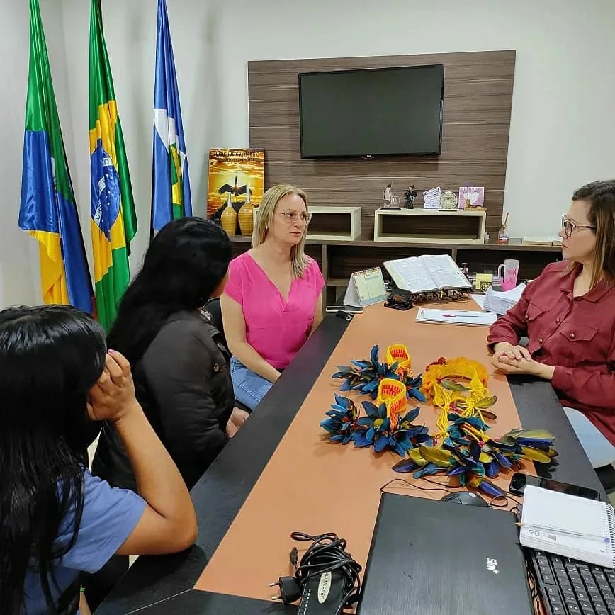 A presidente da Câmara recebe representantes das mulheres indígenas 